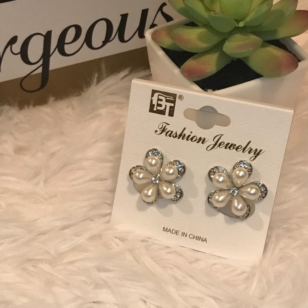 New 🌸Clip on Earrings in Silver & Pearls